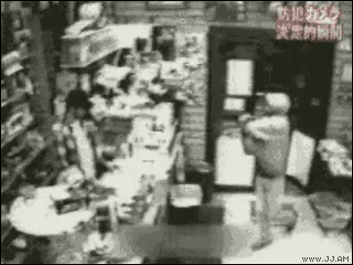 
Robber_loses_gun_tables_turned
