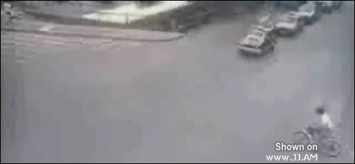 
Cyclist_crushed_truck
