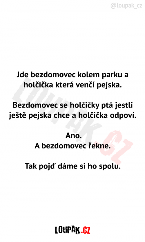  Jde bezdomovec kolem parku 