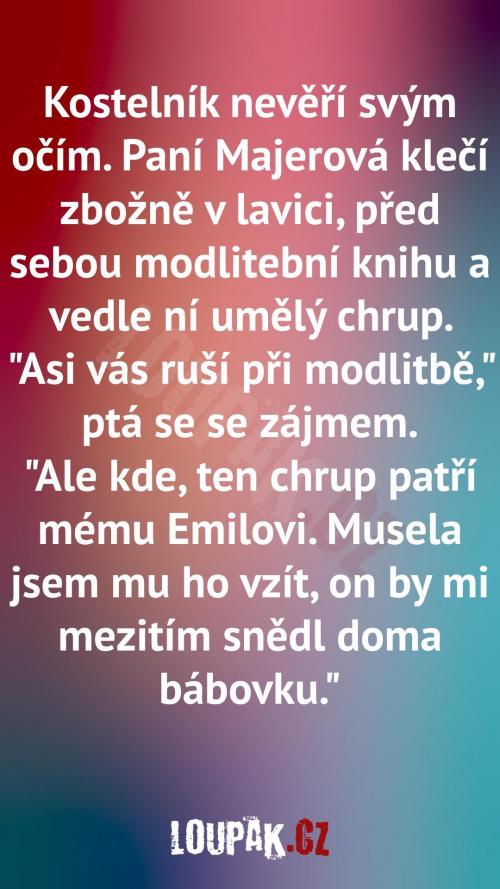 Paní Majerová klečí v lavici.