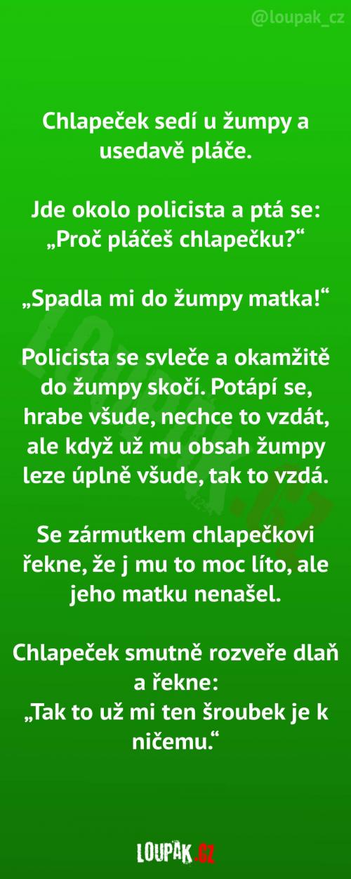  Chlapeček sedí u žumpy 