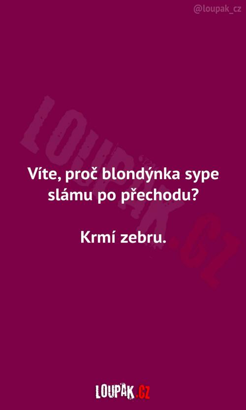  Blondýnka sype slámu po přechodu 