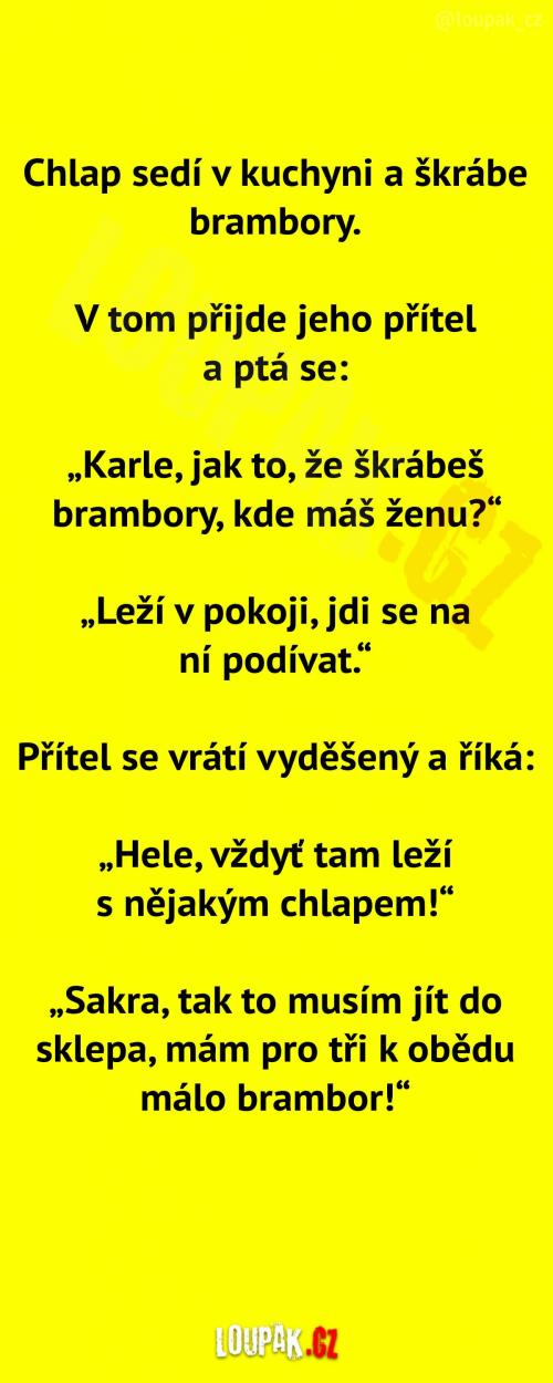  Chlapík v kuchyni škrábe brambory 