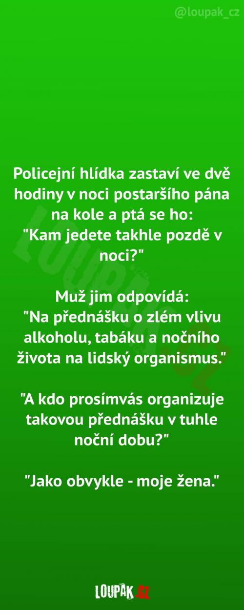 Muž jede v noci na přednášku