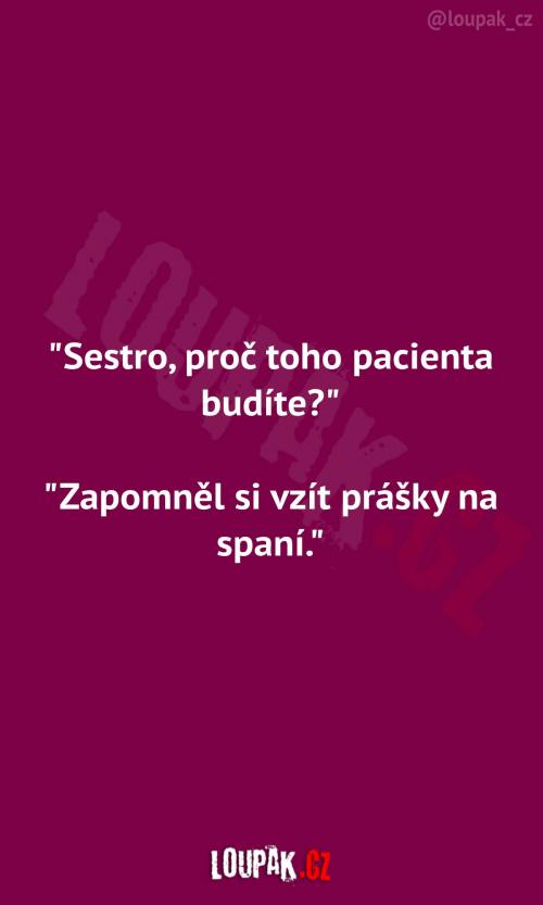  Sestra budí pacienta bo zapomněl 