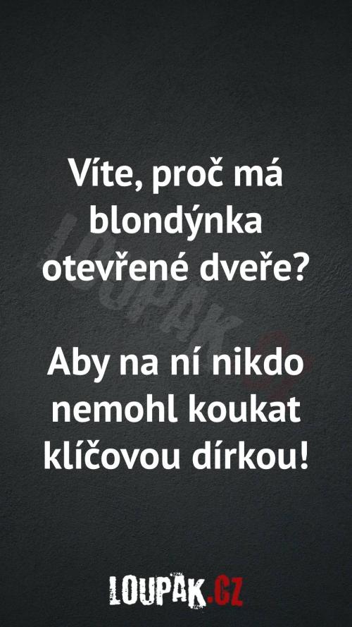  Proč má blondýnka otevřené dveře 