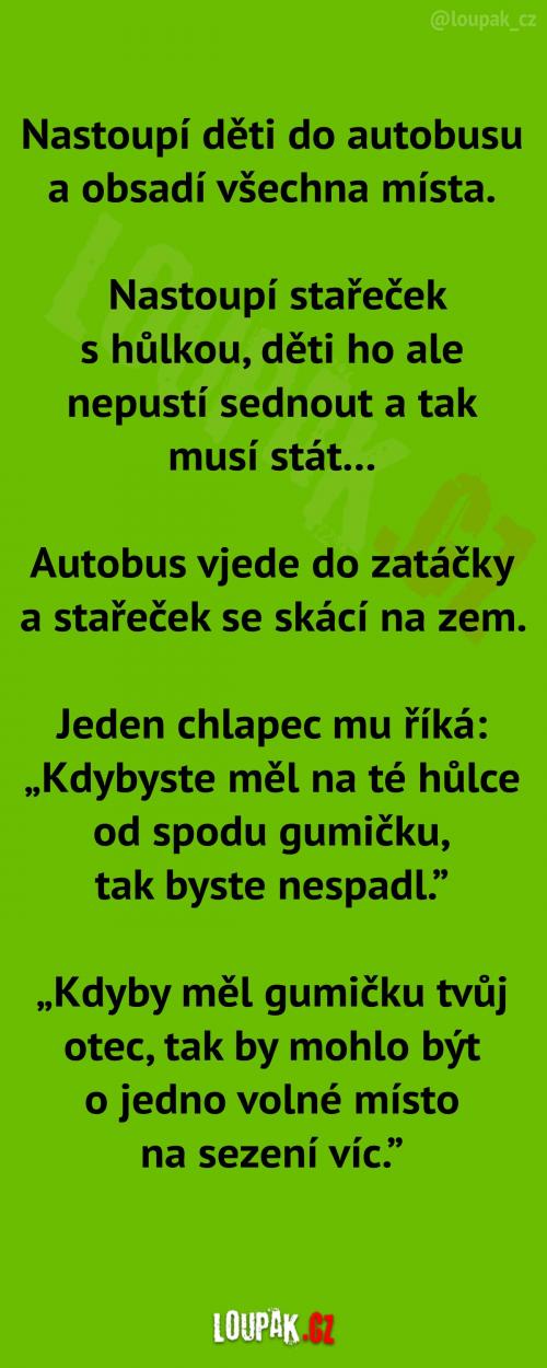 Stařeček v autobuse si nemá kam sednout
