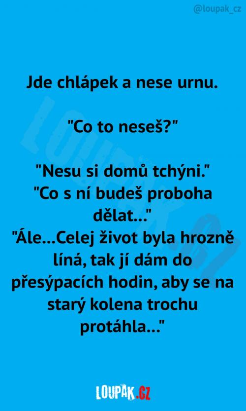 Chlápek s urnou kráčí domů...