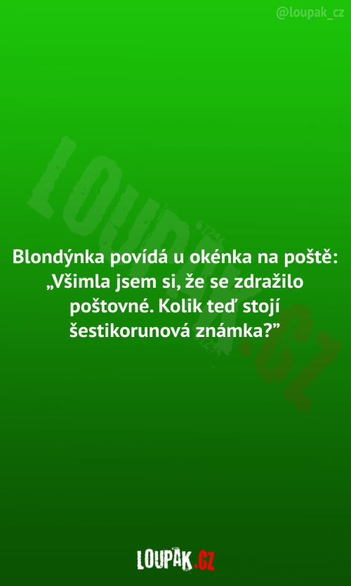  Blondýnka povídá u okénka na poště 