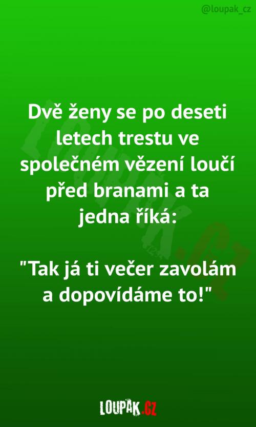  Loučení dvou žen před branami věznice 
