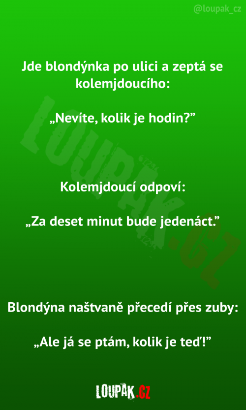  Blondýnka jde po ulici 