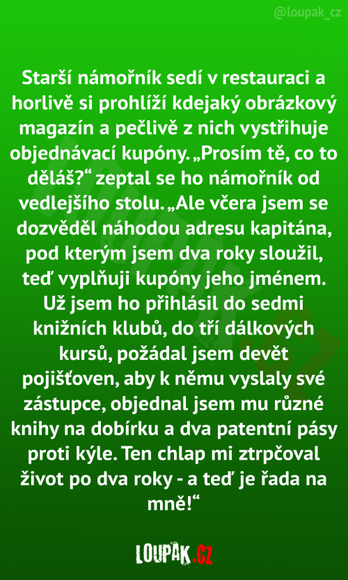  Starší námořník sedí v restauraci a a horlivě si prohlíží kdejaký 