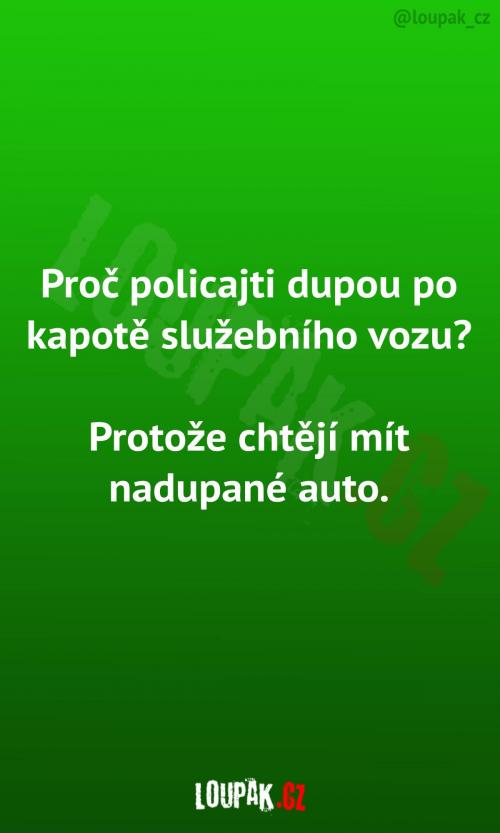  Proč policajti dupou po kapotě? 