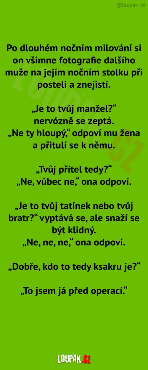  Fotografie muže na jejím nočním stolku 