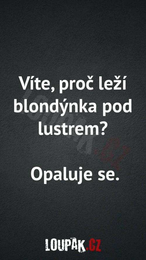 Proč blondýnka leží pod lustrem