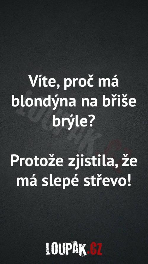 Proč má blondýna na břiše brýle