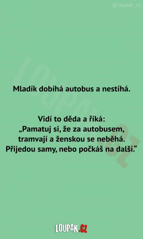  Mladík dobíhá autobus 