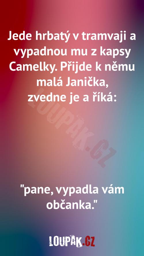 Hrbatý pán jede v tramvaji.