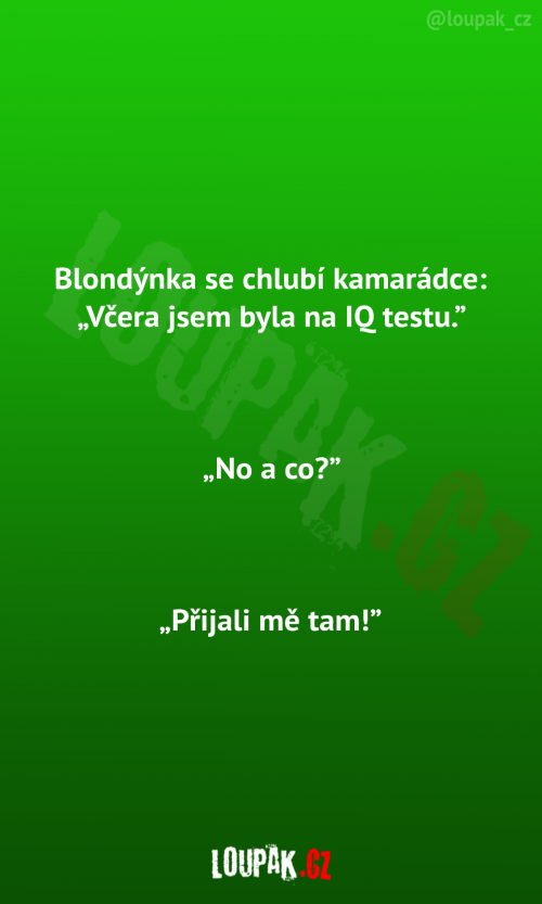  Blondýnka se chlubí kamarádce 