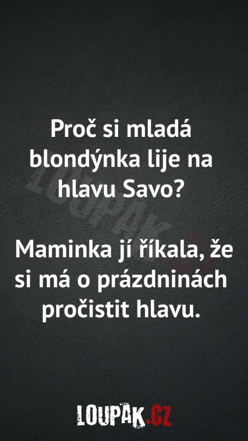  Proč si mladá blondýnka lije na hlavu Savo 