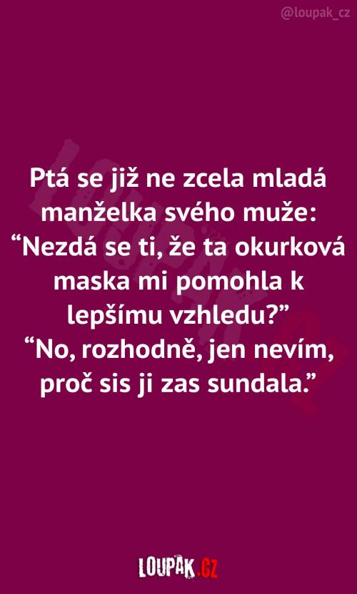  Manželka zkouší pleťovou masku 