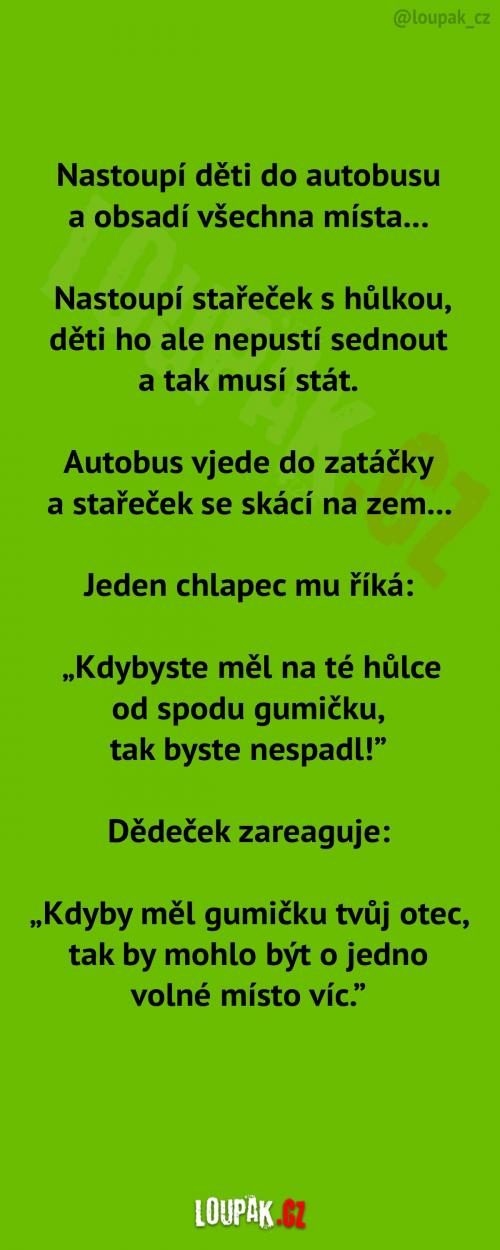 Stařeček si nemá v autobuse kam sednout...