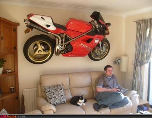  Když si motorku pověsíš na zeď 