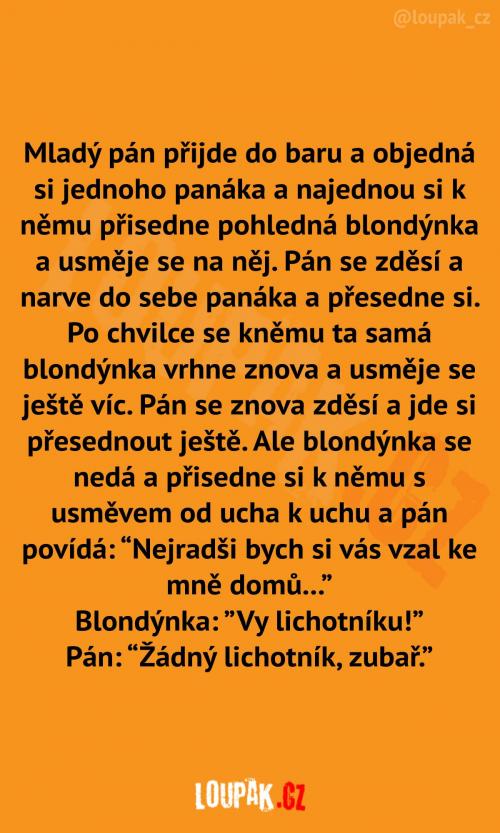  Blondýnka se zvláštním úsměvem 