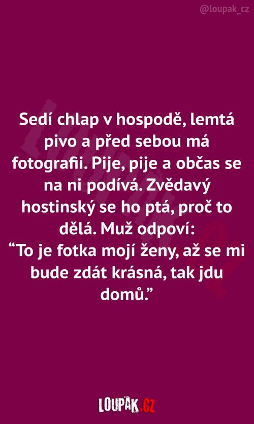  Chlap v hospodě s fotkou své ženy 