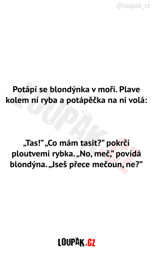  Blondýnka se potápí v moři 