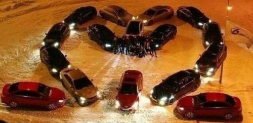  Srdce vytvořené z aut 