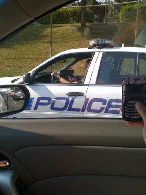 Policajt píše smsku