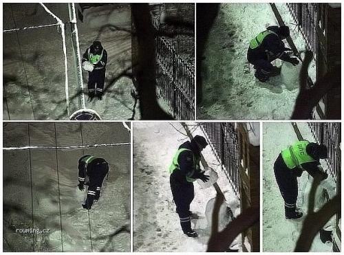  Policajt staví sněhuláka 