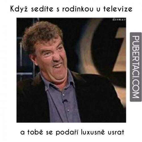  Když sedíš s rodinou u televize 