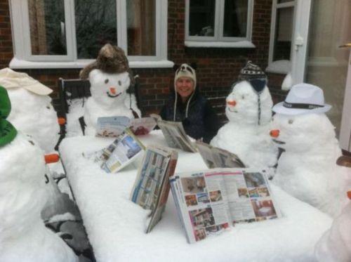  Sněhuláci čtou časopisy 