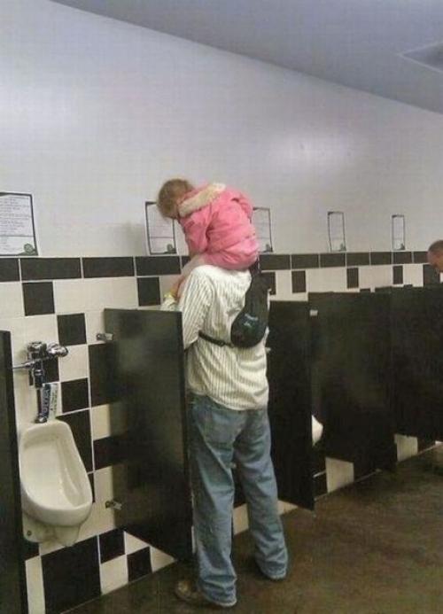 Táta s prckem na záchodě