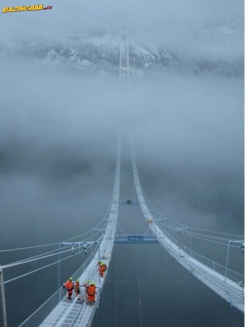  Norský most v oblacích. 