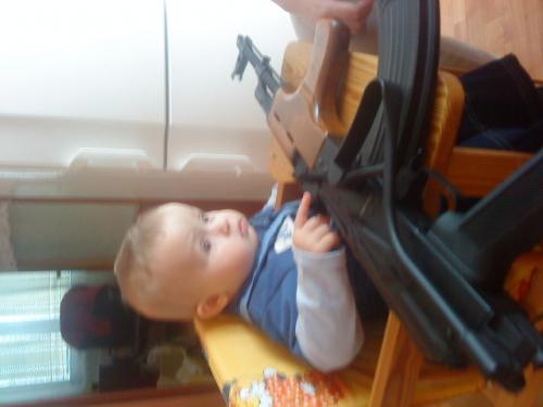 môj  synček a AK 74