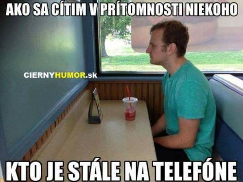  Někdo, kdo je stále na telefonu 