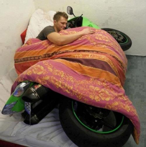  Spaní s motorkou 