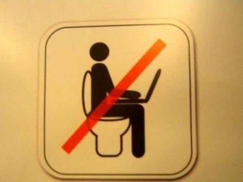 Na záchodě nepracujte
