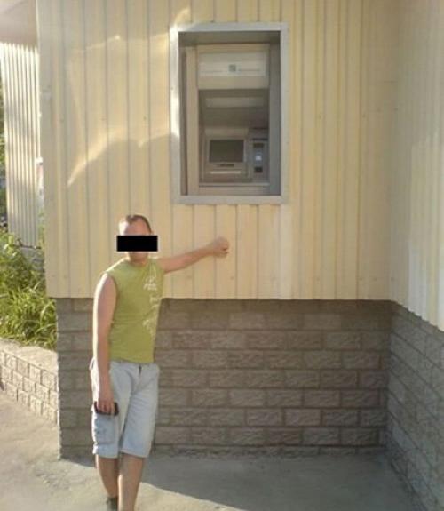  Žebřík při vybírání z bankomatu 