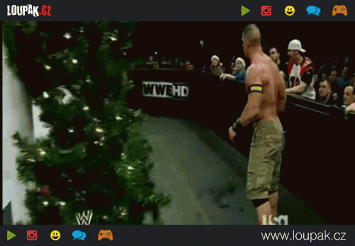  John Cena si rozbalil dárek  