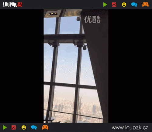  Čističi oken v 92. patře při větru  