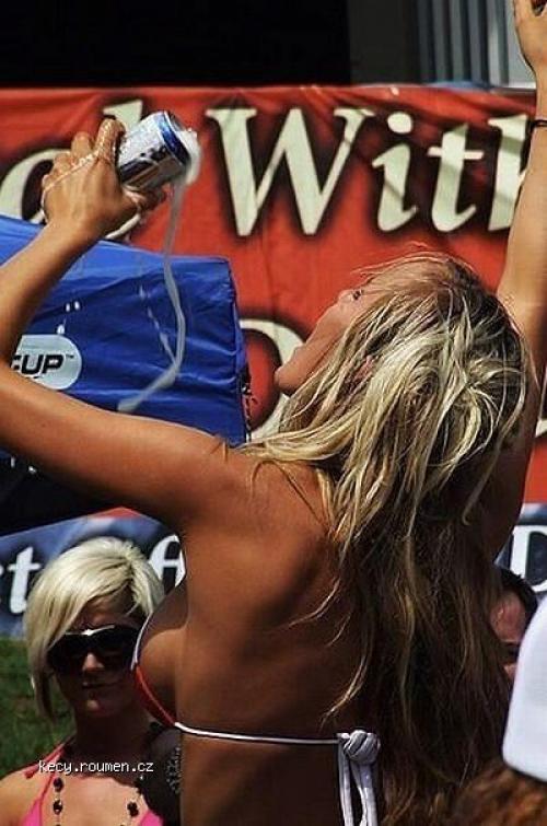 Girls shotgunning beer4