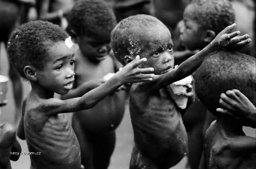  placte za miliony hladovych v Africe noobove 