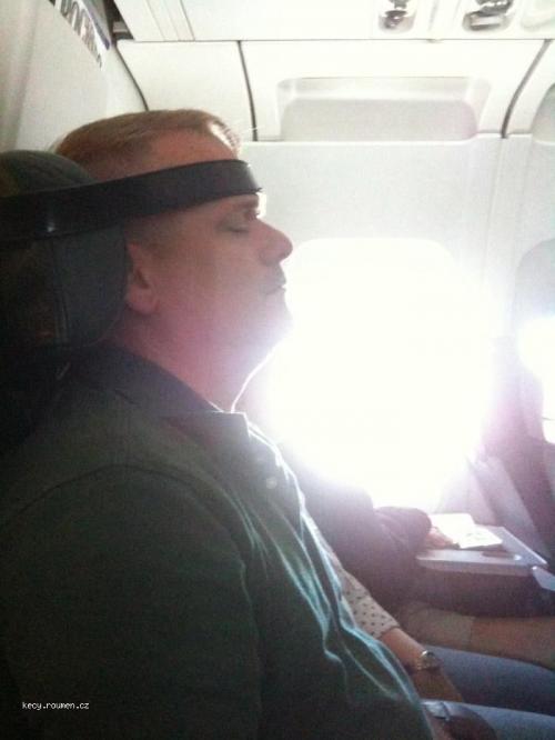pomucka pro spani v letadle