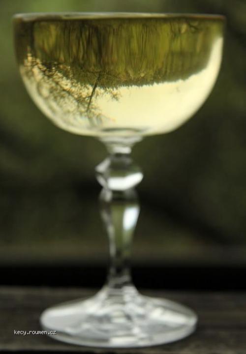  sklenice bileho vina 