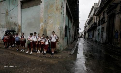  Foto tyzdna  Kuba  Ziaci cakaju na ucite C4 BEku pocas skolskeho vyletu 