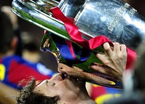  foto tyzdna  Lionel Messi oslavuje s trofejou pre vitazstvo v LM 